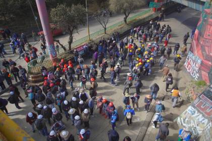 Se registran 26 bloqueos en Bolivia, la mayoría de estos puntos mantienen cercado a La Paz