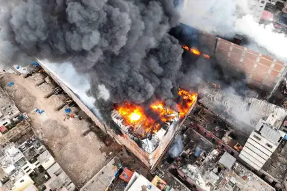 Un gran incendio deja al menos 17 lesionados y destruye almacenes comerciales del centro histórico de Lima