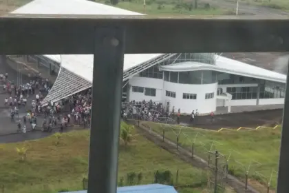 Ministro de Obras Públicas denuncia que un grupo violento tomó el aeropuerto de Chimoré: “Evo es el enemigo del pueblo 