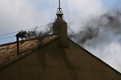 Elección del papa: Vuelve a salir humo negro, los cardenales no se logran poner de acuerdo