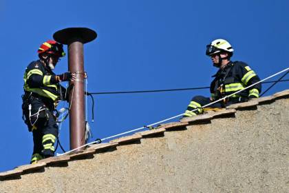 Se instala la chimenea en la Capilla Sixtina para el cónclave, que inicia el 7 de mayo