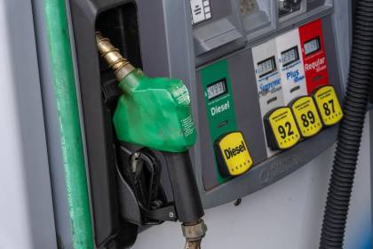 El diésel para grandes consumidores pasa a valer Bs 18 por litro y el precio se calculará cada día