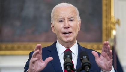 Biden dice que EEUU comenzará a enviar ayuda militar a Ucrania “en las próximas horas”