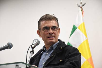 ¿Por qué el avión presidencial hizo escala en Florida? Esto responde Paz