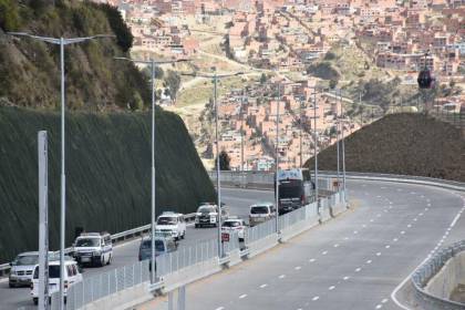 Dictan detención preventiva para el hombre acusado de empujar a su pareja contra un bus en la autopista 