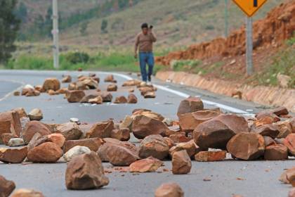 Policía: puntos de bloqueo en Cochabamba muestran enormes rocas y troncos, pero “escasa presencia de personas”