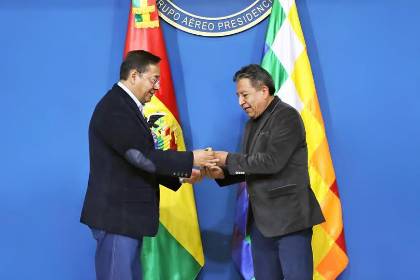 Arce viaja a Brasil para reunirse con Lula y entrega el bastón de mando a Choquehuanca