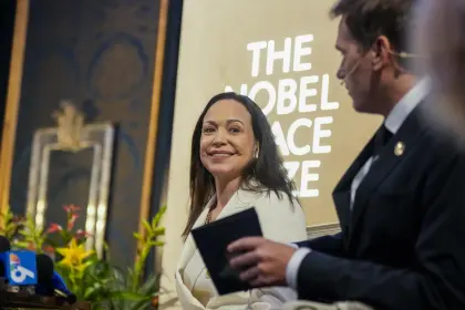 Disfrazada y con peluca: Así salió María Corina Machado de Venezuela rumbo a Oslo para recibir el Nobel de la Paz