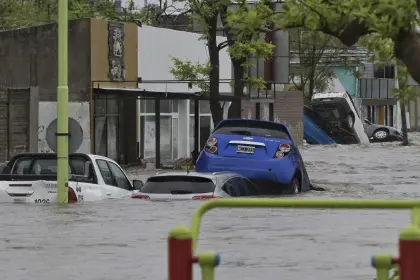 Aumentan a 13 los muertos por las inundaciones en Argentina; hay dos niñas desaparecidas