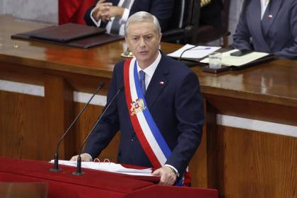 Kast confirma proyecto que amplía a 60 días retención de migrantes irregulares