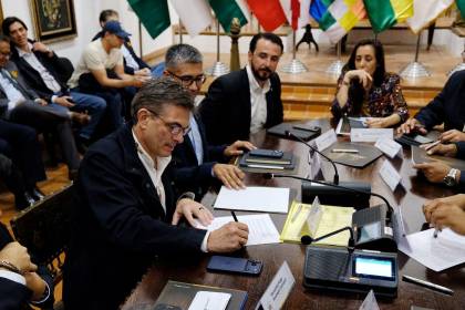 Rodrigo Paz y gobernadores firman un acuerdo “histórico” para encaminar las metas del 50-50 desde 2027