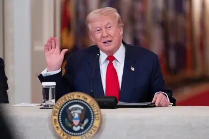 Trump dice ante mandatarios latinoamericanos entre risas: “No voy a aprender su maldito idioma”