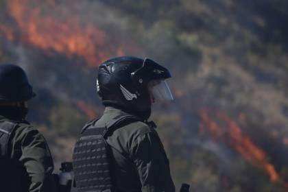 Un policía resultó herido en el rostro por un aparato explosivo en operativo de desbloqueo, señala vocero presidencial