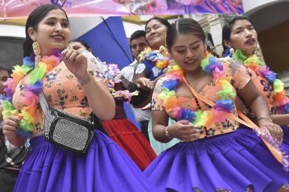 Fe, música y confraternización forman parte de la celebración de Comadres en Cochabamba