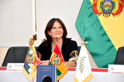 Ministra de Educación se abre a revisar la Ley Avelino Siñani y trabajar una nueva norma