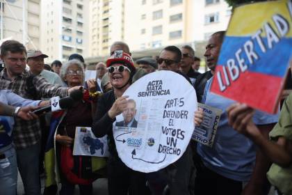 Miles de venezolanos se concentran en Madrid para pedir la investidura de Edmundo González