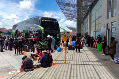 Terminal de buses de El Alto reporta que las salidas a Santa Cruz están habilitadas por la carretera antigua 