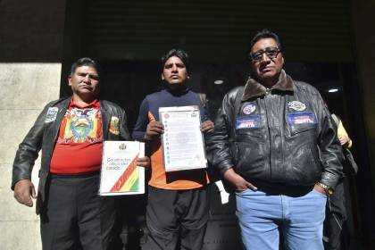 Dirigentes del transporte pesado y gremiales anuncian denuncia penal contra la COB y campesinos por bloqueos