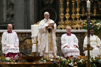 Papa León XIV preside su primera Vigilia Pascual y bautizará a diez adultos en San Pedro