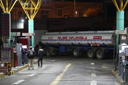 Cisternas parten de la planta de Senkata a La Paz tras liberar la ruta que estaba bloqueada