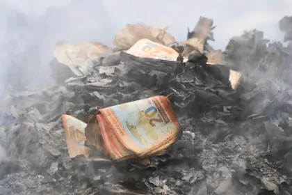 Comparecen ante un juez cautelar los 46 acusados de sustraer billetes del avión accidentado