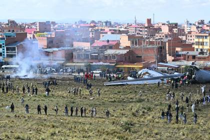 Medios internacionales informaron sobre el accidente aéreo en El Alto que dejó al menos 20 muertos