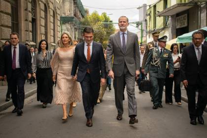 El Rey de España se reunió con Paz y empresarios, paseó por la plaza Murillo y visitó el Musef