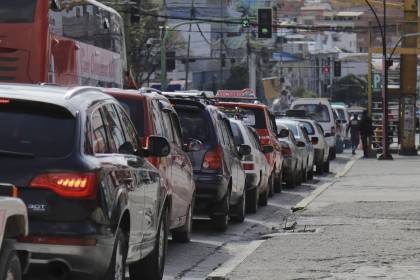 Choferes anuncian que exigirán al nuevo Gobierno regular la distribución de combustible