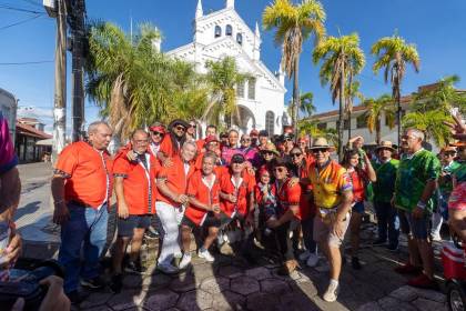 El corazón de la capital cruceña late al compás de la banda y la fiesta en el Lunes de Carnaval