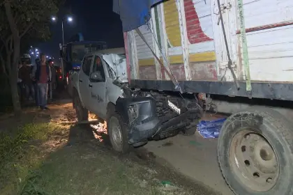 Una camioneta impacta contra un camión estacionado en la carretera a Cotoca