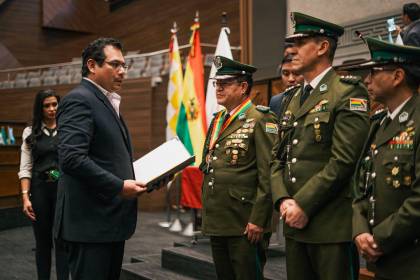 Diputados gritan “¡Evo a la cárcel!” durante la condecoración al comandante de la Policía en la Asamblea Legislativa