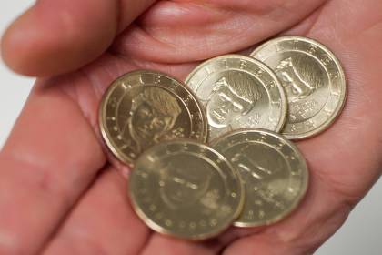 ¡Se agotaron en horas! Así son las monedas de $us 1 con el rostro de Donald Trump