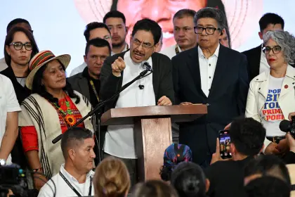 Candidato Cepeda acusa al presidente ecuatoriano de “meter mano” en elecciones colombianas