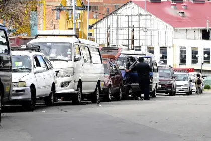 Largas filas por gasolina en La Paz: conductores dicen que pasan la noche en sus vehículos 