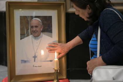 El papa Francisco se mantiene estable y reinició su actividad laboral en el hospital