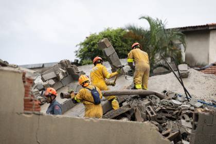 Brasil: Al menos dos muertos al colapsar un edificio sobre una casa de bolivianos 