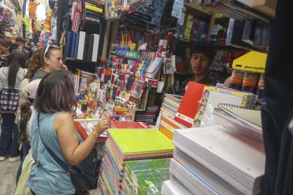 Padres compran útiles para el retorno a clases de sus hijos; este año rigen 11 restricciones en aulas