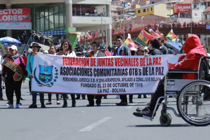 El diálogo por el pasaje en La Paz se trunca: Juntas vecinales marchan y, en respuesta, choferes declaran paro de 48 horas