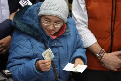 La devolución de dólares a pequeños ahorristas comenzará este martes para personas naturales y jurídicas