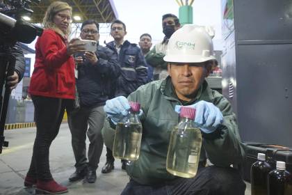 Gobierno y transportistas acuerdan mesas técnicas y controles de calidad del combustible