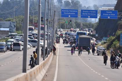 Transporte Libre levanta bloqueos en Cochabamba tras compromisos de la ABC