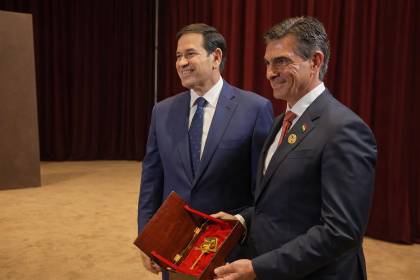 “Se cumplió la promesa”: Paz recibe el crucifijo que su padre entregó a George Busch en 1990