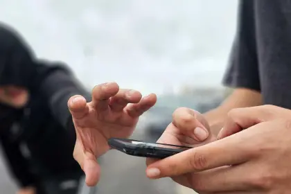Aprehenden a tres extranjeros en pleno robo de celulares en el centro de La Paz 