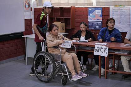 Avanza la votación en reñida segunda vuelta presidencial en Perú