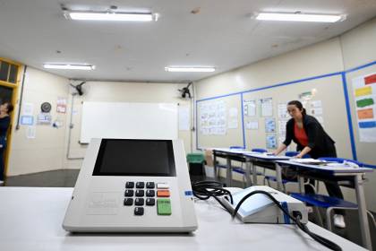 Los brasileños votan este domingo en elecciones presidenciales que enfrentan a Bolsonaro y Da Silva