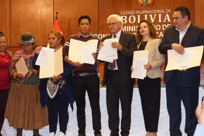 Gobierno firma acuerdo de cuatro puntos para la aplicación del diferimiento de créditos