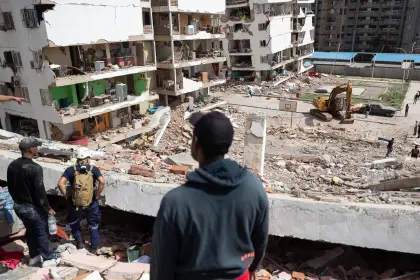 Familias buscan entre los escombros a desaparecidos por el doble terremoto en Venezuela