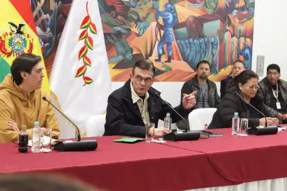 Rodrigo Paz instala mesa de diálogo con la Central Obrera de El Alto en medio del operativo de desbloqueo