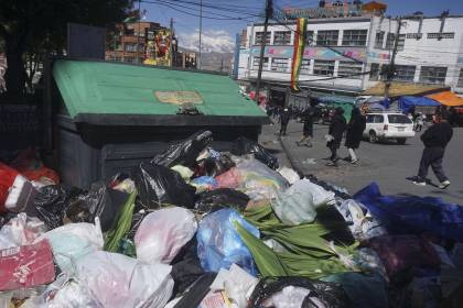 Alcaldía de La Paz y trabajadores de aseo urbano firman acuerdo para el recojo de basura