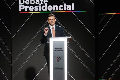 Debate: Paz plantea el uso de la biotecnología, liberar la importación del diésel y una nueva ley minera